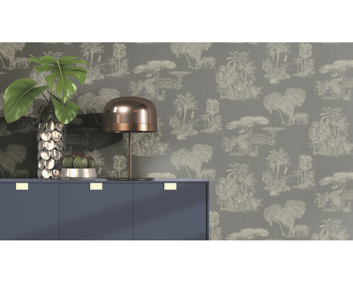 Decoratieve woonsfeer met behang, dressoir, lamp en planten