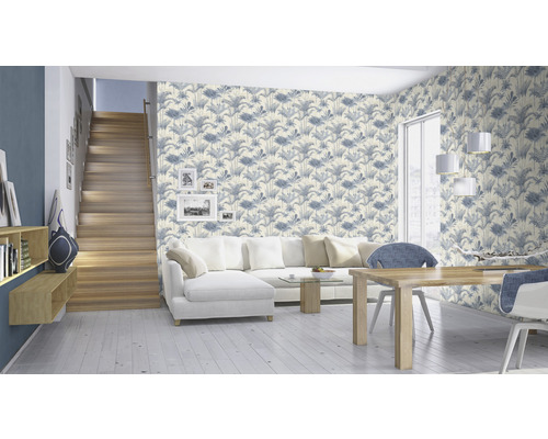 Woonkamer met bank, eettafel en behang met plantenmotief