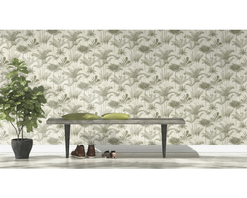 Scène met een muur met tropisch bladerenbehang, een bank met kussens, schoenen en een kamerplant in een pot