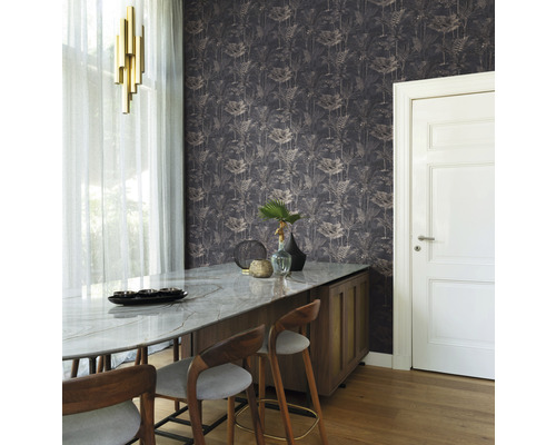 Interieurontwerp met behang met motief, tafel en stoelen