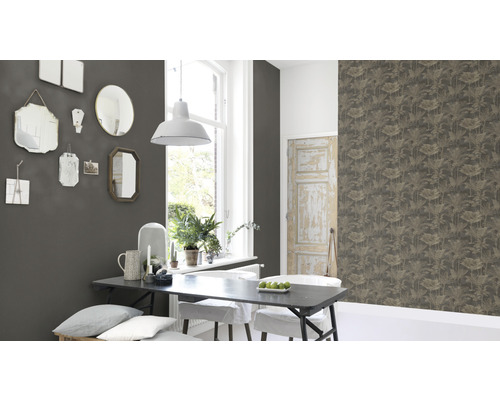 Woonkamer met diverse spiegels aan de wand, eettafel en behang met bloemmotief