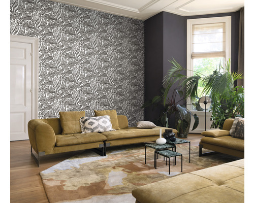 Woonkamer met behang met patroon, bank en vloerkleed