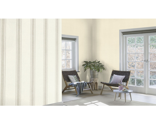 Woonkamer met gestreept behang, fauteuils en kamerplant