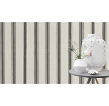 Decoratieve kamer met gestreept behang, lantaarn en bloemen