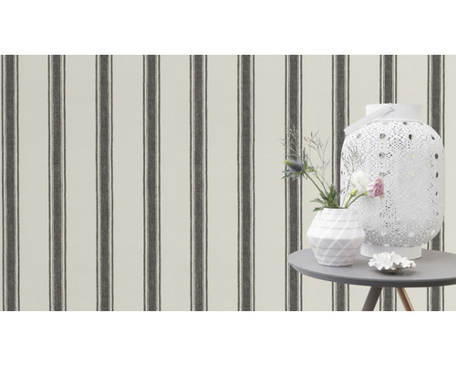 Decoratieve kamer met gestreept behang, lantaarn en bloemen