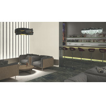 Interieur met zitplaatsen, bar en verlichting.