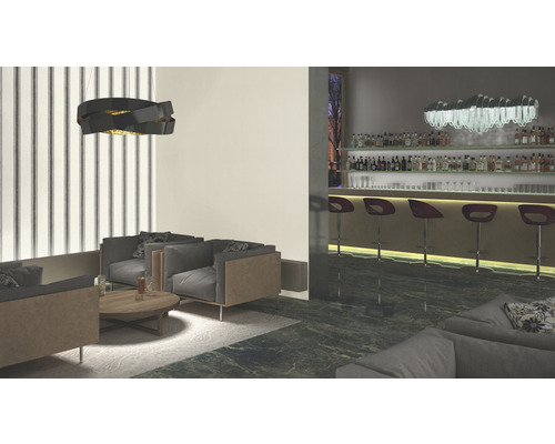 Interieur met zitplaatsen, bar en verlichting.