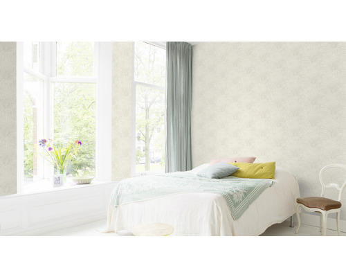 Lichte slaapkamer met patroonbehang, bed en raam.