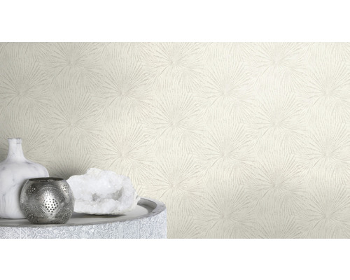 Lichtgekleurd behang met palmenbladmotief