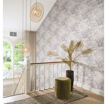 Decoratief trappenhuis met patroonbehang, kruk en hanglampen