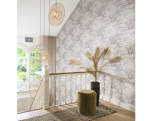 Decoratief trappenhuis met patroonbehang, kruk en hanglampen