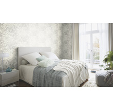 Lichte slaapkamer met behang met patroon, bed en nachtkastje
