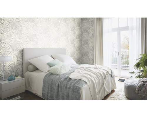 Lichte slaapkamer met behang met patroon, bed en nachtkastje