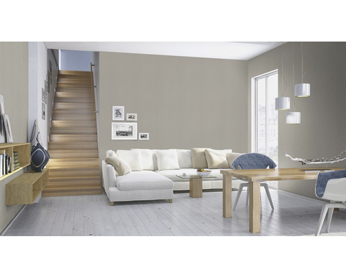 Woonkamer met trap, bank, tafel en stoelen