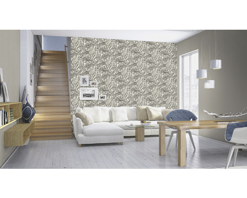 Woonkamer met bloemenbehang, trap en eettafel