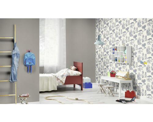 Lichte kinderkamer met meubels en behang met dierenmotieven