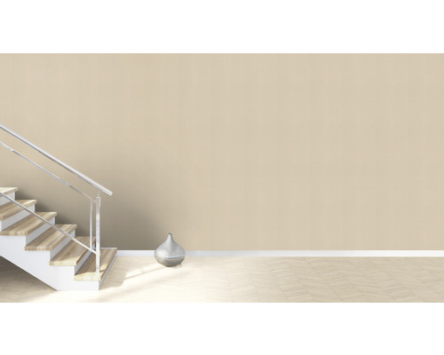 Lichte ruimte met trap, metalen leuning en decoratie