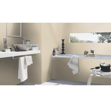 Lichte badkamer met wastafel, bad en beige muren