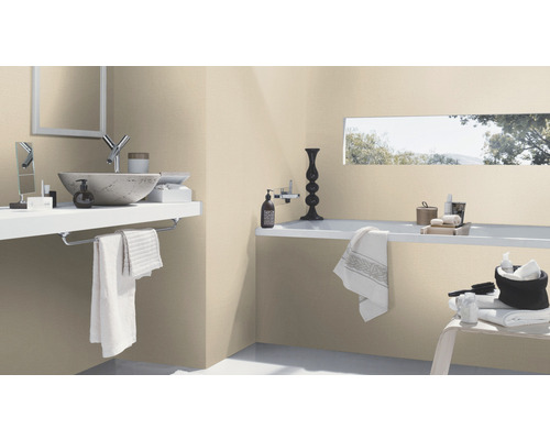 Lichte badkamer met wastafel, bad en beige muren