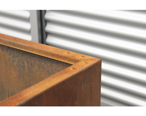 Detailopname van een metalen plantenbak met roesteffect