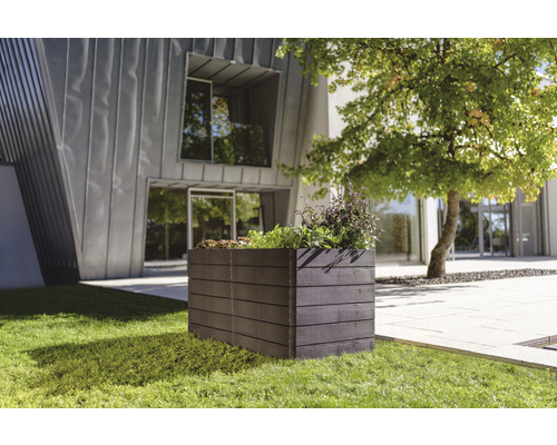 Rechthoekige houten plantenbak in de tuin