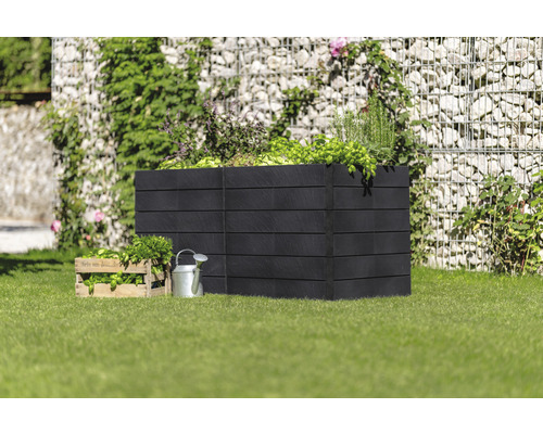 Houten plantenbak met kruiden en groenten in de tuin