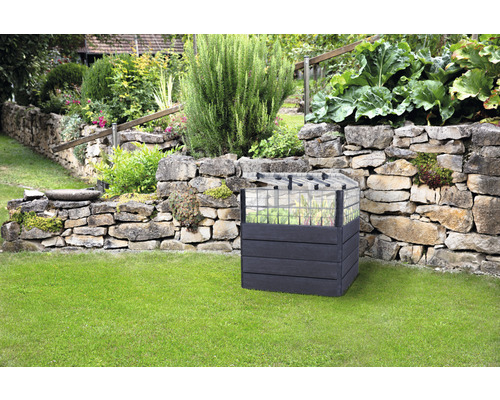 Houten plantenbak met vroege kasopzet in de tuin