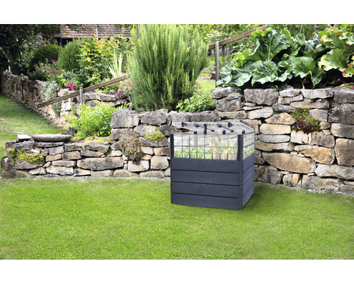 Houten en glazen plantenbak in de tuin