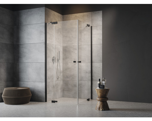 Moderne badkamer met glazen douchecabine en armaturen