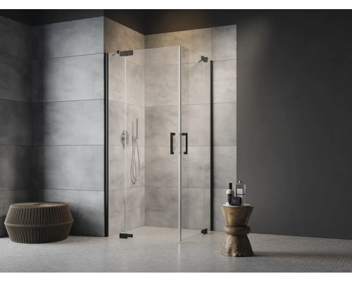 Hoekdouche met zwarte beslag en twee glazen deuren in een moderne badkamer.
