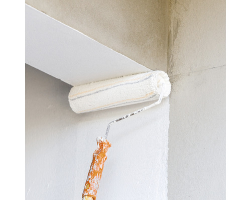 Verfroller tijdens het schilderen van een plafond