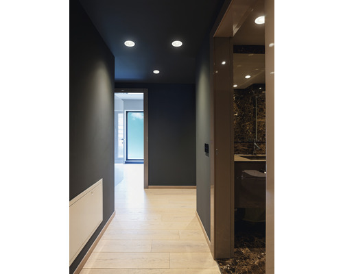 Interieurfoto van een hal met inbouwspots en aangrenzende badkamer