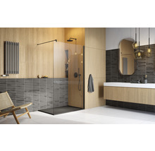 Moderne badkamer met inloopdouche, wastafelonderkast en radiator