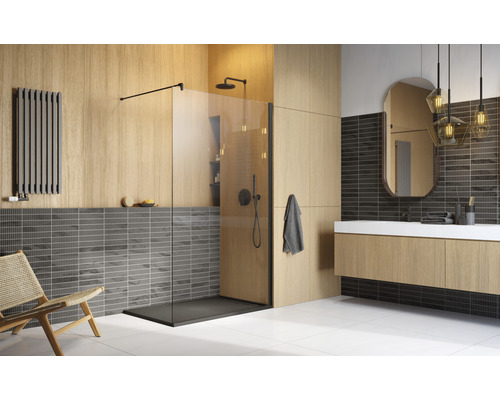 Moderne badkamer met inloopdouche, wastafelonderkast en radiator