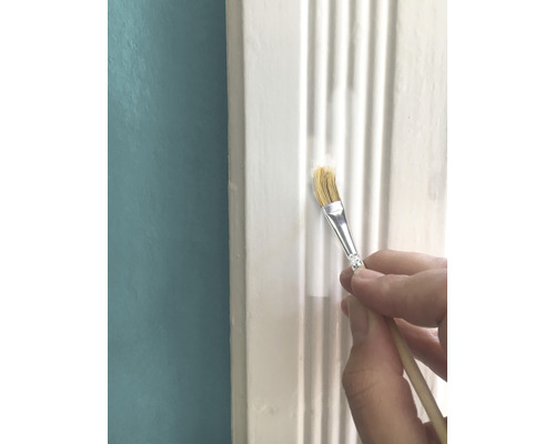 Schilderen van een geprofileerde lijst met een kwast