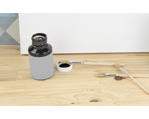 Verfemmer met penselen op houten achtergrond