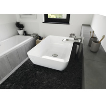Badkamer met waskom, kraan en bad