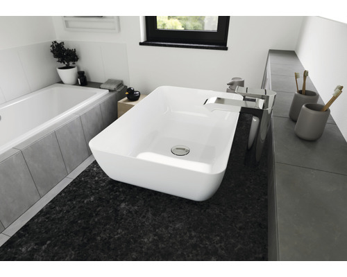 Badkamer met waskom, kraan en bad