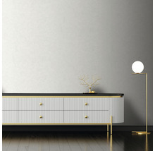 Woonkameropstelling met dressoir, decoratie en staande lamp