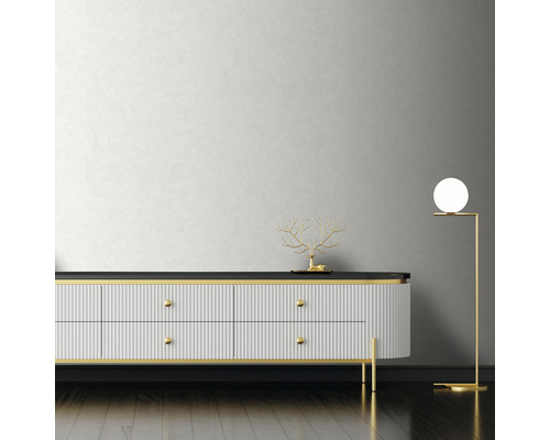 Woonkameropstelling met dressoir, decoratie en staande lamp