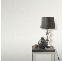 Decoratieve kamer met tafellamp en bloemenvaas op een tafel