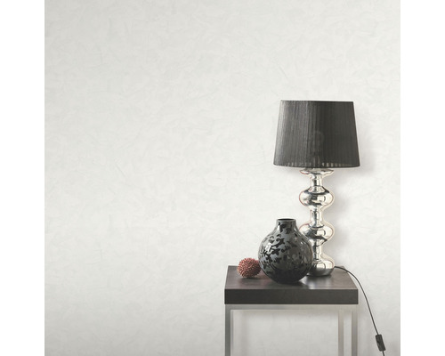 Decoratieve kamer met tafellamp en bloemenvaas op een tafel