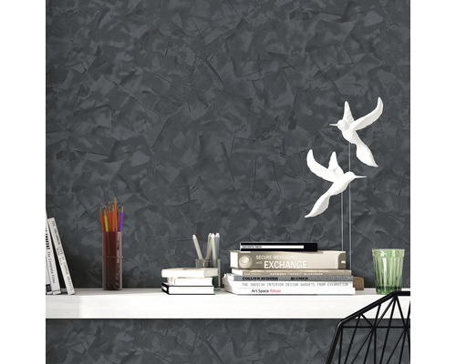 Decoratief interieur met grijs wanddesign, boekenplank en decoraties