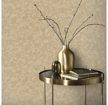 Wanddecoratie met spateltechniek en decoratief arrangement op een bijzettafel