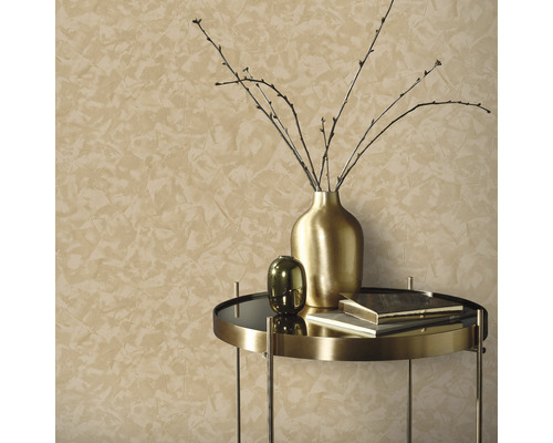 Wanddecoratie met spateltechniek en decoratief arrangement op een bijzettafel