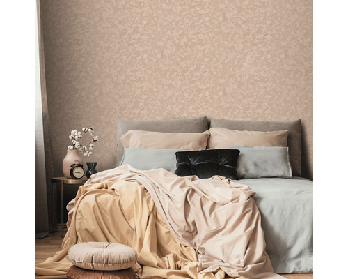 Slaapkamer met bed en decoratief wandbehang