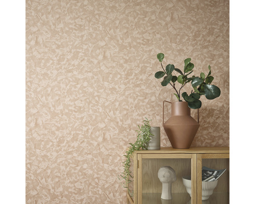 Decoratieve muur met stucwerktextuur boven een dressoir met vazen en decoraties