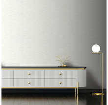 Woonkamer met dressoir, staande lamp en decoratie