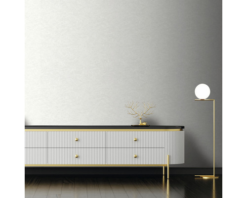 Woonkamer met dressoir, staande lamp en decoratie