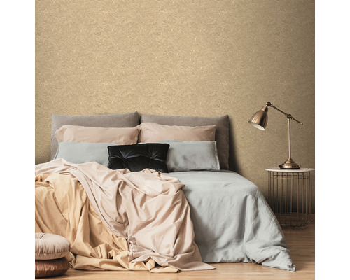 Slaapkamer met patroonbehang, bed, nachtkastje en lamp